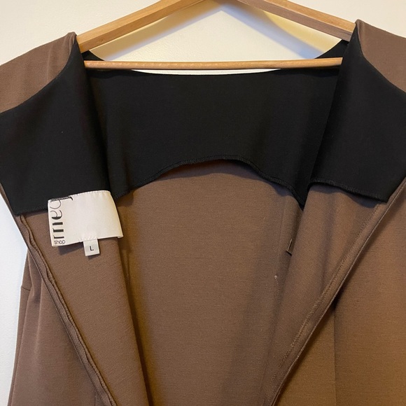 Shapely brown dress with unique sleeves - Picture 6 of 7